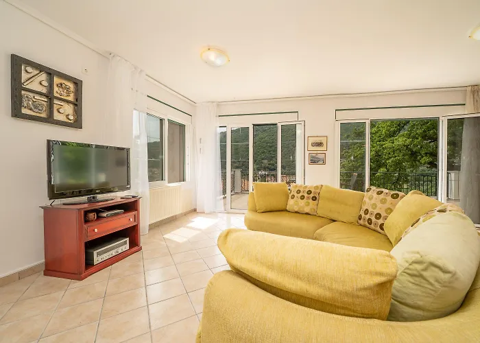 Faos Luxury Apartment Agia Efimia